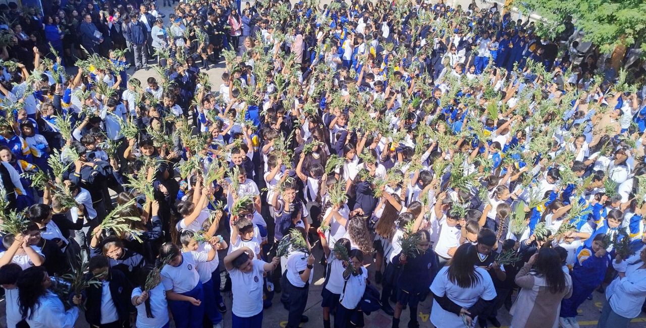 Los/as estudiantes se reúnen para la bendición del domingo de ramos